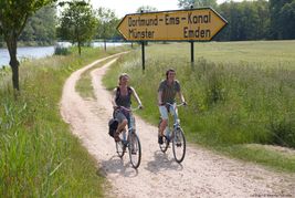 Radfahrer am Dortmund Ems Kanal – Radfahrer Pause an der Ohe