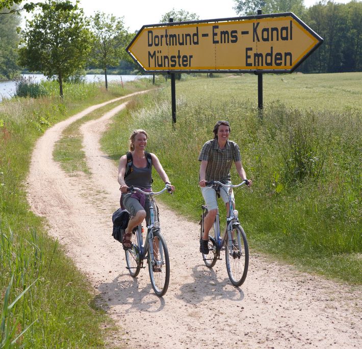 Radfahrer am Dortmund Ems Kanal – Radfahrer Pause an der Ohe